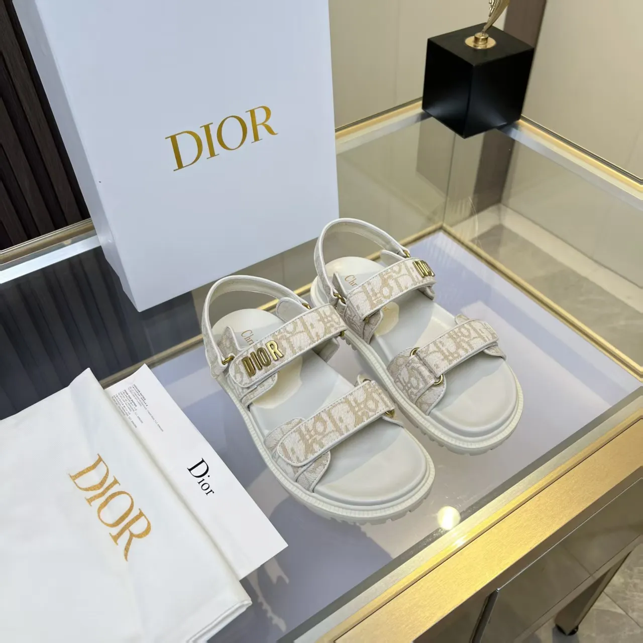 👟👟Ex-factory price 480👟👟 Dior classic popular sandals Step into the fashion territory of Dior slippers and encounter the ultimate fusion of elegance and comfort. The upper is engraved with the Christian Dior Paris logo using exquisite embroidery technology. The delicate stitching tells the brand's profound heritage and is fully recognizable.   Made of high-quality materials, it feels soft and fits your feet, as if it is a gentle care tailor-made for your feet. The sole is carefully designed and engraved with Christian Dior's lucky star symbol. It is not only a beautiful embellishment, but also provides reliable grip, making every step steady and secure.   It has a simple design and is easy to put on and take off. Whether it is a lazy weekend or a pleasant vacation, it can be easily adapted. Whether paired with casual shorts, casual jeans, or an elegant dress, Dior slippers can instantly enhance the overall style and show a casual fashion attitude.   Dior slippers, in the name of fashion, inject luxurious charm into your life and accompany you with every step you take with confidence and elegance. Material: Fine genuine cowhide upper, outsole, TPR, non-slip and wear-resistant, code number: 35-41 (42 customized)